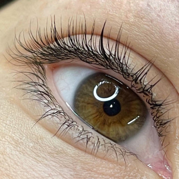 Робота Учениця З Курсу Ламінування Вій