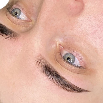 Корекція та фарбування брів
(підбір форми, промальовка ескі