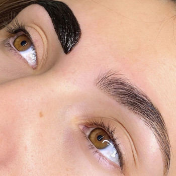 Корекція та фарбування брів
(підбір форми, промальовка ескі