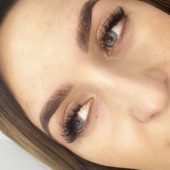 Корекція та фарбування брів
(підбір форми, промальовка ескі