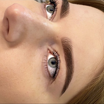 Корекція та фарбування брів
(підбір форми, промальовка ескі