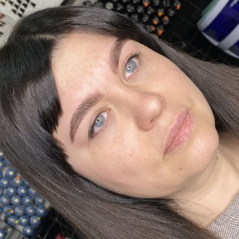 Корекція та фарбування брів
(підбір форми, промальовка ескі