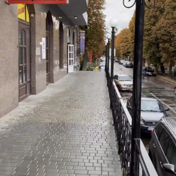 Фасад будівлі салону