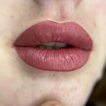 Губы сразу после процедуры в технике Velvet Lips