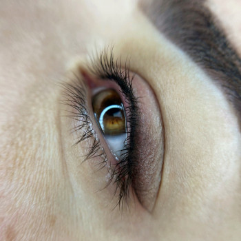 Вуальная стрелочка с растушёвкой сразу после процедуры.