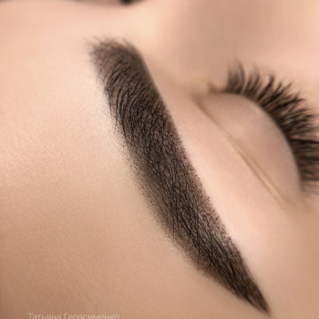 Брови в технике Air EyeBrow сразу после процедуры.