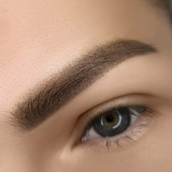Брови в технике Air EyeBrow сразу после процедуры.