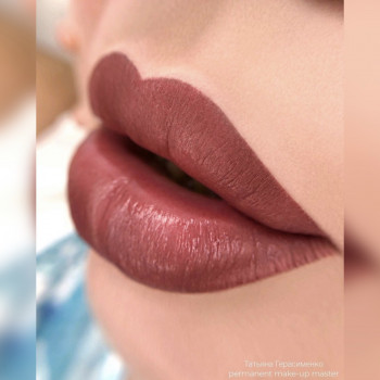Губы сразу после процедуры в технике Velvet Lips