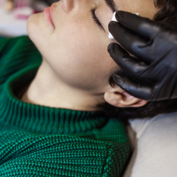 Коррекция и окрашивание бровей
                    Салон краси FoKs Одеса