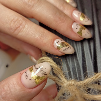 Нюдовый маникюр с золотом, фото - Мастер маникюра Натали Струналь