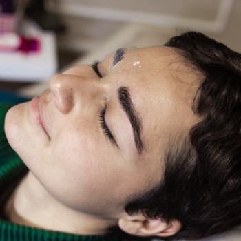 догляд за обличчям, оформлення брів, косметологія обличчя