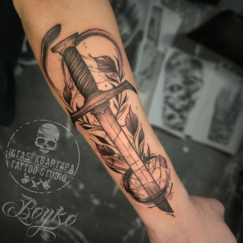на предплечье, кинжал, black&grey
