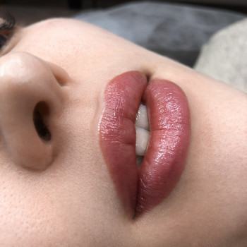 Перманентный макияж губ.
Время работы 2 часа
Стоимость 2500 