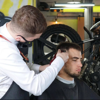 Мужская стрижка
                    Барбер Александр Киев