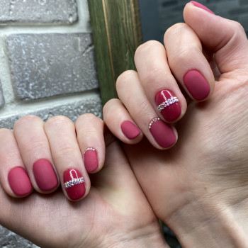 Манікюр на короткі нігті осінь бордовий, фото - Салон краси Status & Style