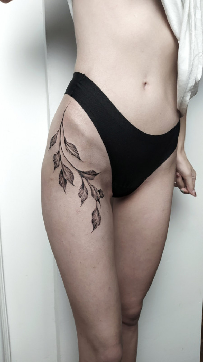 Для дівчат чорно-білі на стегні, фото - Тату салон Heathen Tattoo