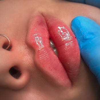 Увеличение губ
                    Мастер перманентного макияжа Юлия Киев