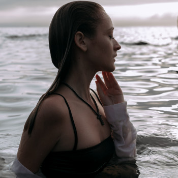 Фотосесія у воді з мокрим волоссям на річці, фото - Фотограф Марія Бойко