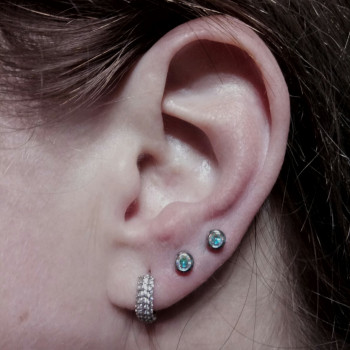 Дівчина 20 р. Камінь гірський кришталь

    