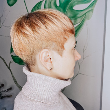 Майстер Юлія брюнетка