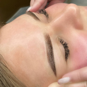 Пудрове напилння брівок