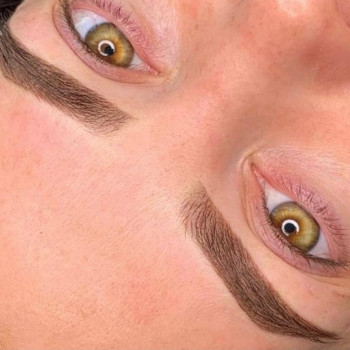 Пудрове напилення брівок