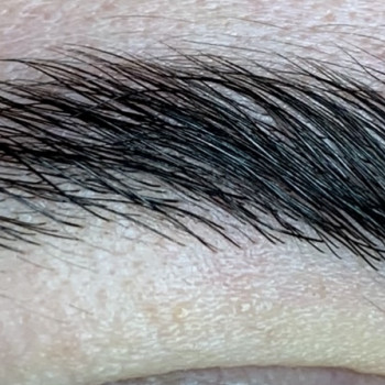 Бровь после ламинирования и окрашивания. Можно делать укладк