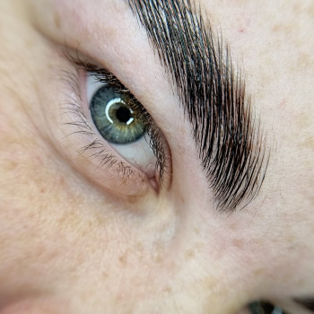 Ламінування та фарбування брів