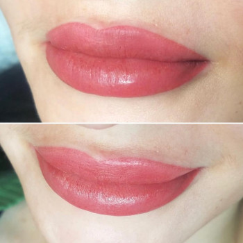 Усміхнені губи щасливої клієнтки після процедури перманентно