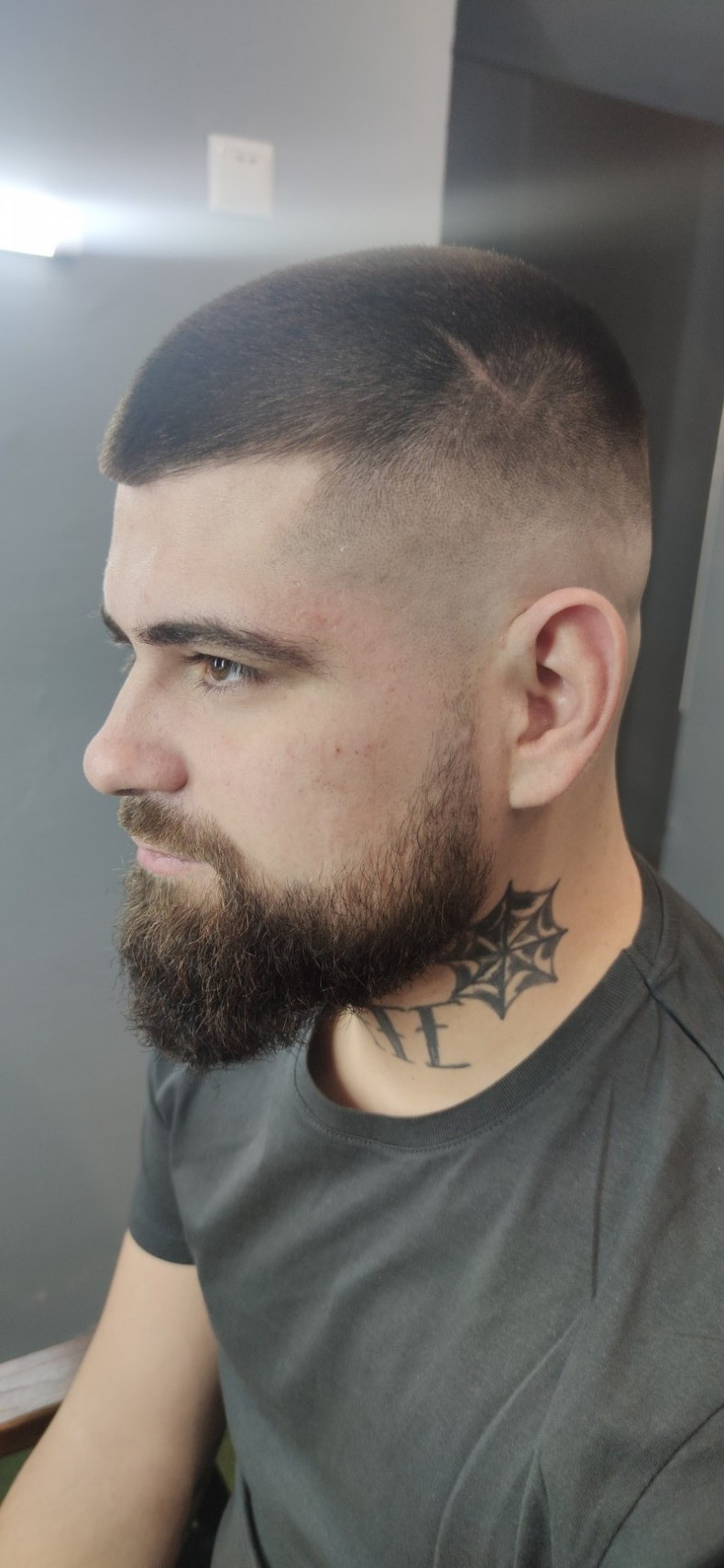 Стрижка коротка машинкою Фейд + борода, фото - Барбершоп Barberoom