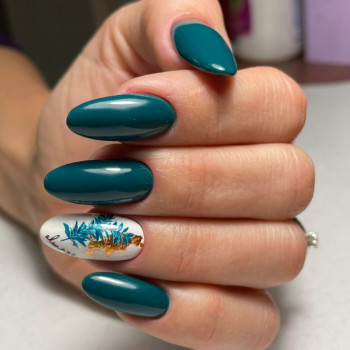 Новогодний маникюр зеленый с дизайном, фото - Мастер маникюра Марина Бережная