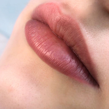Не хочеш постійно змивати макіяж, записуйся на пм губ.
