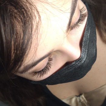 Наращивание коричневыми ресницами, мокрый эффект, естественн