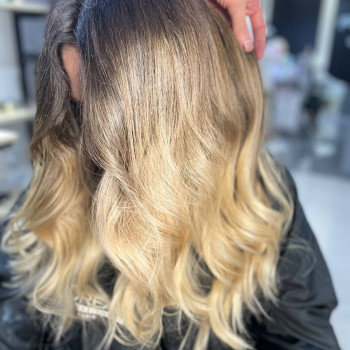 Окрашивание волос
                    Салон краси DMITREEVA Beauty Київ