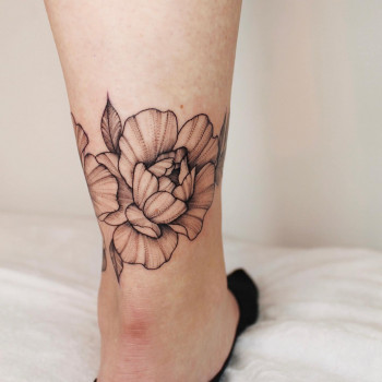 Тату черно-белых цветов на ноге