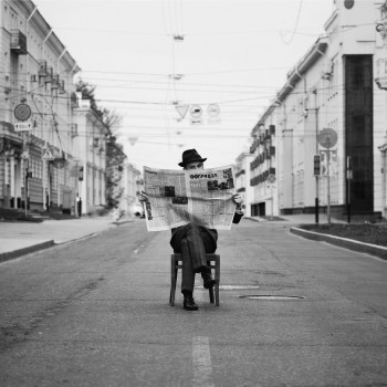 Фотосессия в стиле ретро чб на дороге, фото - Свадебный фотограф Александр Соболь