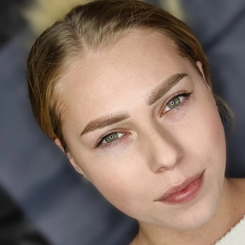 Пудровое напыление бровей 
Коррекция