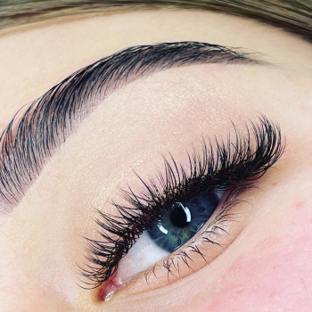 1. Моделирование бровей, покраска.
2. Наращивание ресниц в м