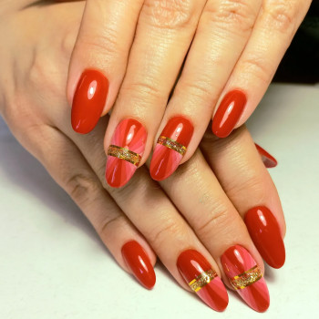 Красный маникюр с полосками золотом, фото - Мастер маникюра Марина Бережная