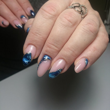 Коррекция гелем и дизайн 
цена 900 грн