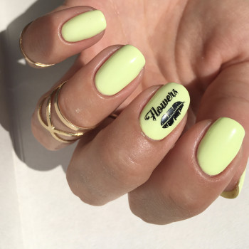 Жовтий манікюр з наклейками написом, фото - Майстер манікюру Олександра Яргутова