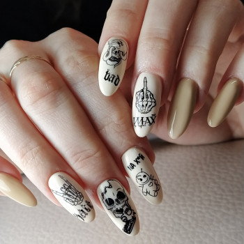 Белый маникюр с наклейками на хэллоуин, фото - Мастер маникюра Ирина Остапова
