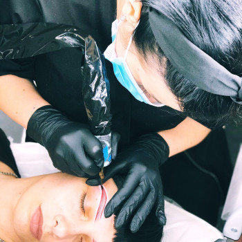 Рабочий процесс напыления бровей