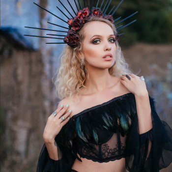 Фотосесія в образі королеви з вінком для дівчини, фото -  