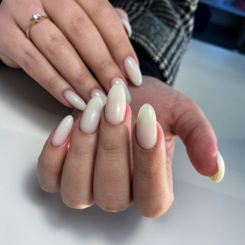 Маникюр миндаль на длинные ногти молочный, фото - Мастер маникюра Оля Когут