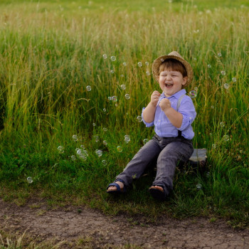 фотосесія на природі, фотосесія у полі, дитяча фотосесія, весела фотосесія