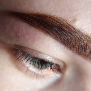 Коррекция бровей