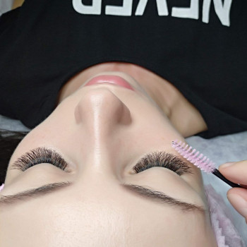 На фото 3д об'єм вій у D вигині