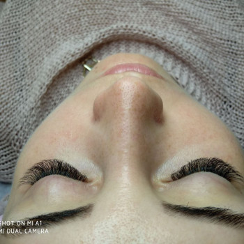 На фото 2д об'єм вій у D вигині