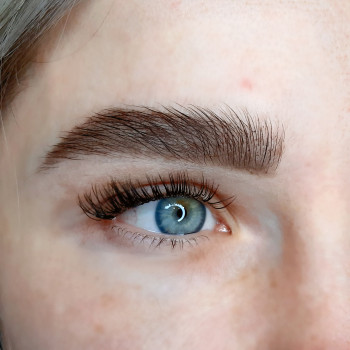 Коррекция и окрашивание бровей краской
